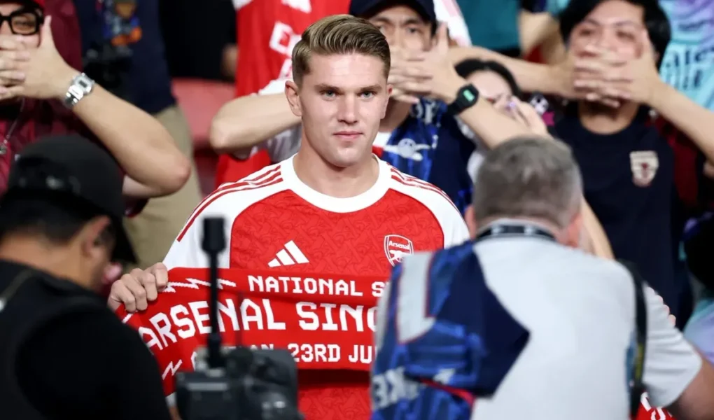Gyökeres em um de seus primeiros registros com a camisa do Arsenal. Sueco usará a mítica camisa 14, que já foi de Thierry Henry.
