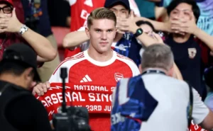 Gyökeres em um de seus primeiros registros com a camisa do Arsenal. Sueco usará a mítica camisa 14, que já foi de Thierry Henry.