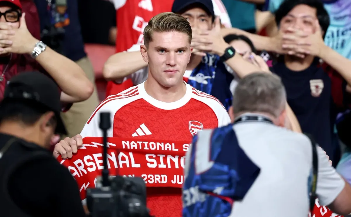Gyökeres em um de seus primeiros registros com a camisa do Arsenal. Sueco usará a mítica camisa 14, que já foi de Thierry Henry.