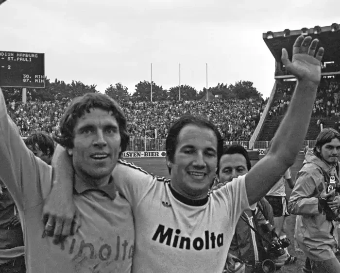Foto do primeiro dérbi de Hamburgo na primeira divisão do futebol alemão em 3 de setembro de 1977 (temporada 1977/1978). Naquela partida, o St.Pauli saiu vencedor por 2 a 0 gols de Franz Gerber e Wolfgang Kulka. Foto: Werner Baum-picture alliance — Divulgação.