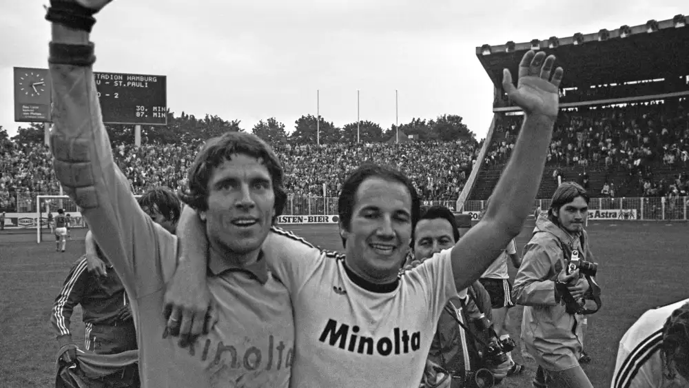 Foto do primeiro dérbi de Hamburgo na primeira divisão do futebol alemão em 3 de setembro de 1977 (temporada 1977/1978). Naquela partida, o St.Pauli saiu vencedor por 2 a 0 gols de Franz Gerber e Wolfgang Kulka. Foto: Werner Baum-picture alliance — Divulgação.