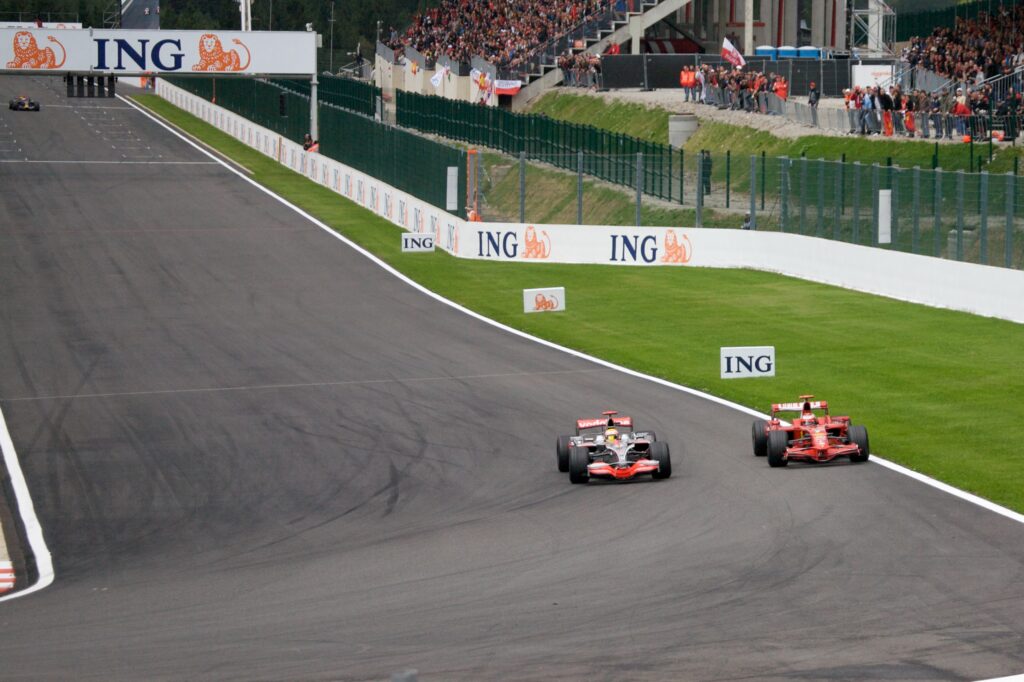 Hamilton ultrapassa Raikkonen no GP da Bélgica de 2008