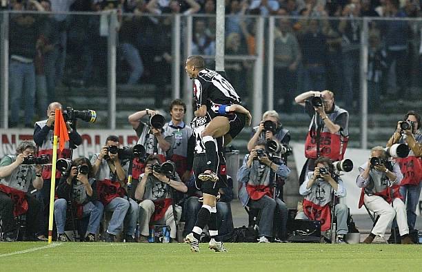 Autor do primeiro gol, Trezeguet comemora com Del Piero, dono da assistência, para o delírio da torcida Bianconera. Foto: Clive Mason/Getty Images — Reprodução.