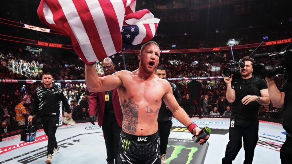 Justin Gaethje com a bandeira dos Estados Unidos