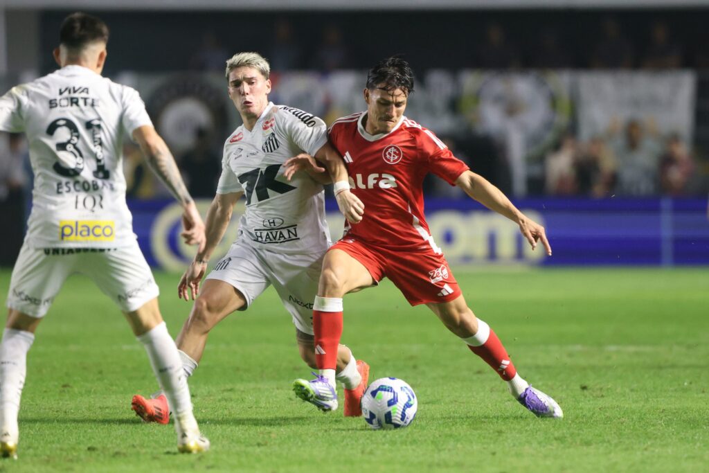 Em jogo bem disputado, Internacional vence o Santos na Vila Belmiro
