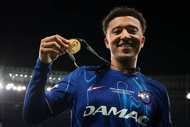 Jadon Sancho exibe a medalha de campeão da Conference League, conquistada pelo Chelsea. Pode ser que o atacante se aventure na Serie A, na próxima temporada. Foto: Jonathan Moscrop/Getty Images — Reprodução. Inter de Milão