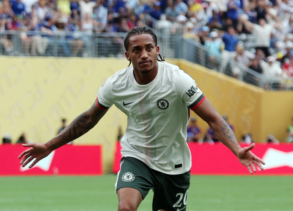 João Pedro abre o placar para o Chelsea e não comemora em respeito ao Fluminense