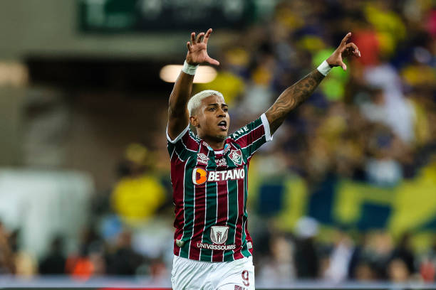 A comemoração do "Urso" de John Kennedy para tirar o grito de alegria da torcida do Fluminense. Foto: Caique Coufal/Eurasia Sport Images/Getty Images — Dovulgação.