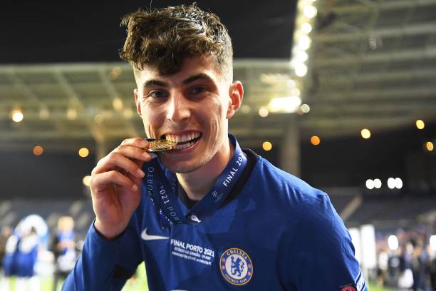 Havertz com a medalha na boca para comemorar a conquista do Chelsea na Champions League. Foto: David Ramos/Pool/AFP — Divulgação.
