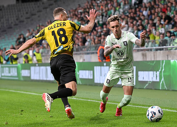 Alejandro Blanco, jogador do Olimpija Ljubljana é caçado por Dan Glazer, do Kairat. O jogo foi válido de qualificação para a fase de liga da Champions League. Foto: Jurij Kodrun/Getty Images — Reprodução.