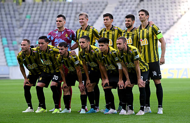 Jogadores do Kairat perfilados para o confronto com o Olimpija, da Eslovênia, pelas preliminares da Champions League. Foto: Jurij Kodrun/Getty Images — Reprodução.