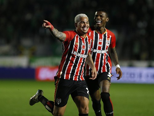 Arboleda e Luciano comemoram o tento são paulino no Alfredo Jaconi. Foto: Rubens Chiri/São Paulo FC — Reprodução.