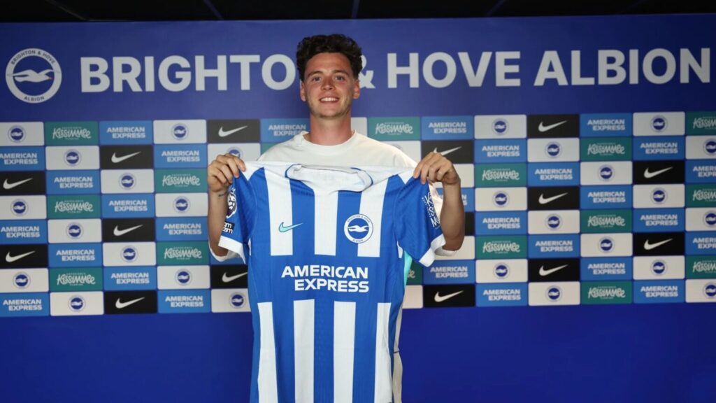 Um dos reforços que mais promete desta janela do verão europeu. Maxim De Cuyper assinou contrato com o clube inglês até 2030. Foto: Golo FM/Site oficial — Divulgação.