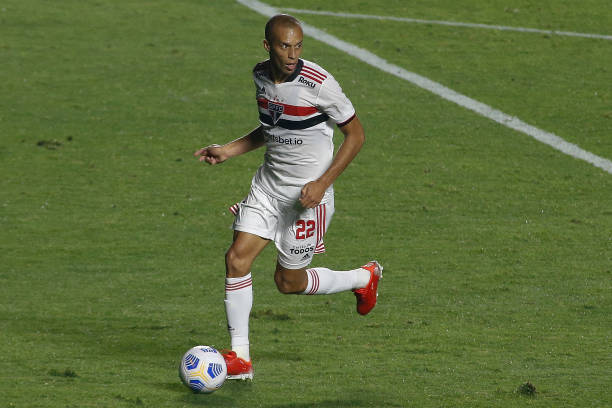 Miranda em ação no jogo entre São Paulo e Atlético Mineiro, pelo Brasileirão 2021. Foto: Miguel Schincariol/Getty Images — Reprodução.