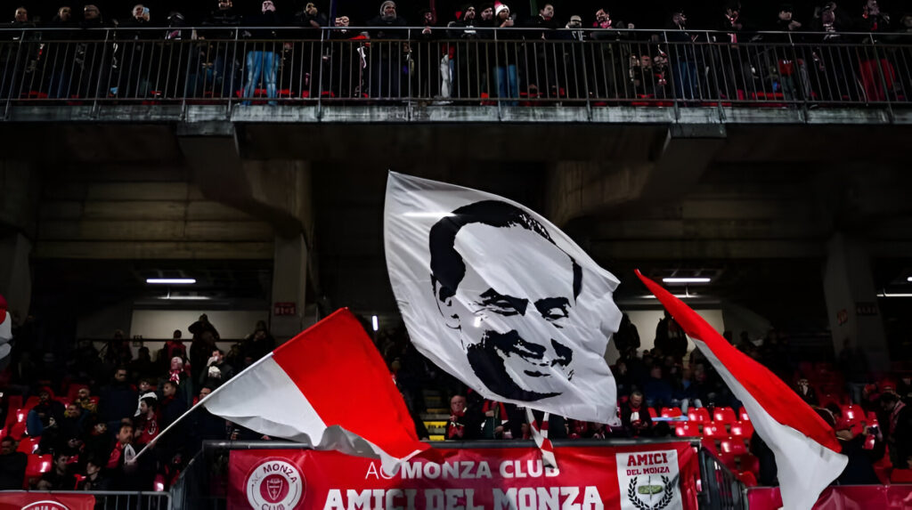 Torcida do Monza com bandeira em homenagem a Silvio Berlusconi