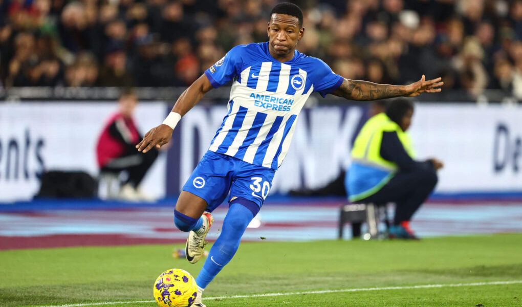 Pervis Estupiñán, lateral-esquerdo do Brighton, chama atenção do mercado e é alvo de clubes como Milan, Juventus, Napoli e Manchester United