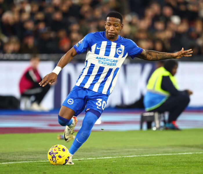 Pervis Estupiñán, lateral-esquerdo do Brighton, chama atenção do mercado e é alvo de clubes como Milan, Juventus, Napoli e Manchester United
