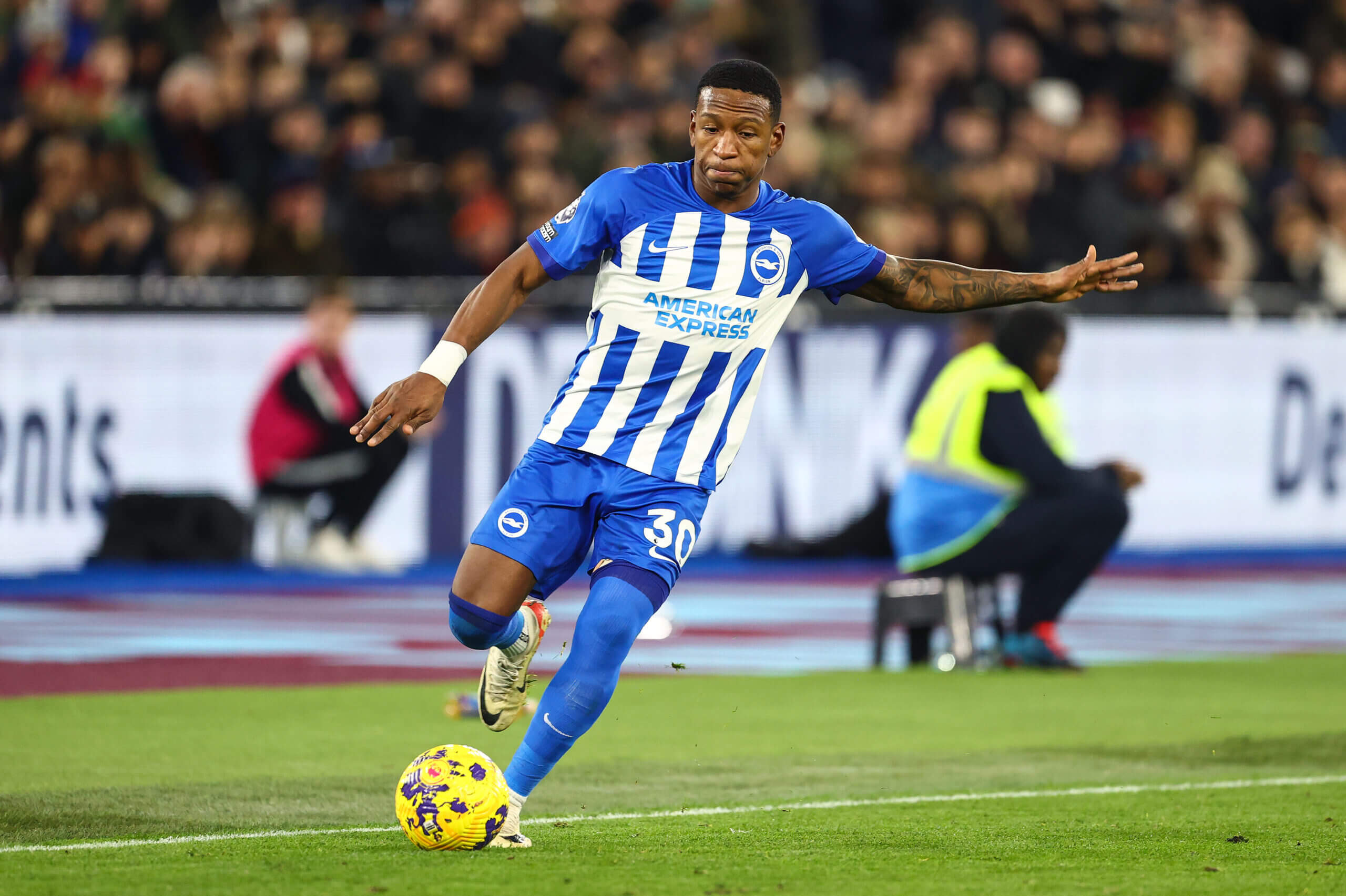 Pervis Estupiñán, lateral-esquerdo do Brighton, chama atenção do mercado e é alvo de clubes como Milan, Juventus, Napoli e Manchester United