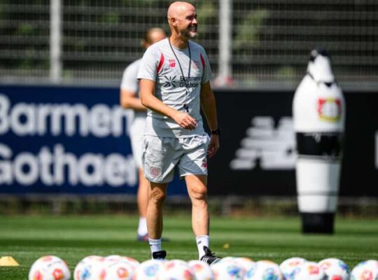 Erik Ten Hag comanda sessão de treinos e estará na beira do gramado no amistoso entre o sub-20 do Flamengo e Bayer Leverkusen. Será a estreia do treinador no comando técnico dos Werkself. Foto: Bayer 04 Leverkusen Fußball/Site oficial — Reprodução.