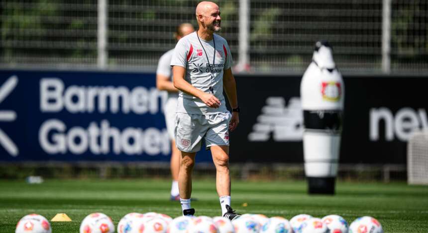 Erik Ten Hag comanda sessão de treinos e estará na beira do gramado no amistoso entre o sub-20 do Flamengo e Bayer Leverkusen. Será a estreia do treinador no comando técnico dos Werkself. Foto: Bayer 04 Leverkusen Fußball/Site oficial — Reprodução.