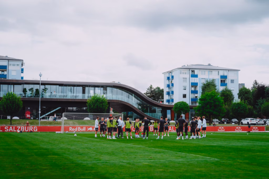 Jogadores do clube austríaco reunidos no treino no CT em Taxham, no noroeste do estado de Salzburg. Foto: FC Red Bull Salzburg/Site oficial — Reprodução.