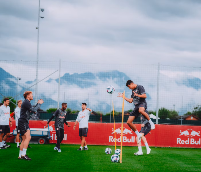 O RB Salzburg voltou a rotina de treinos na manhã desta segunda-feira (07). Foto: FC Red Bull Salzburg/Site oficial — Reprodução.