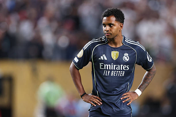 Rodrygo acumulou algumas partidas como suplente na temporada 2024/2025 no Real Madrid, de Carlo Ancelotti. Esta situação o fez repensar sobre uma saída do clube merengue. Foto: Robbie Jay Barratt/AMA — Reprodução.