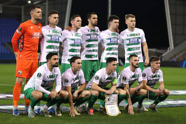 Atletas do The New Saints posam para a foto oficial da equipe no jogo contra o Astana, pela Conference League. Foto: Jan Kruger/Getty Images — Reprodução.