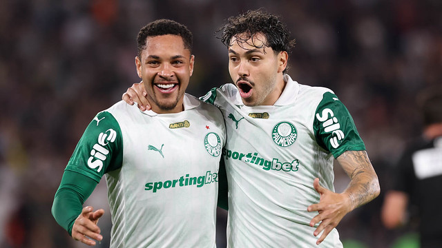 Vitor Roque (esquerda) e Maurício (direita). Os autores dos tentos que deram a vitória para o Palmeiras diante do Fluminense. Foto: Cesar Greco/Palmeiras — Reprodução.