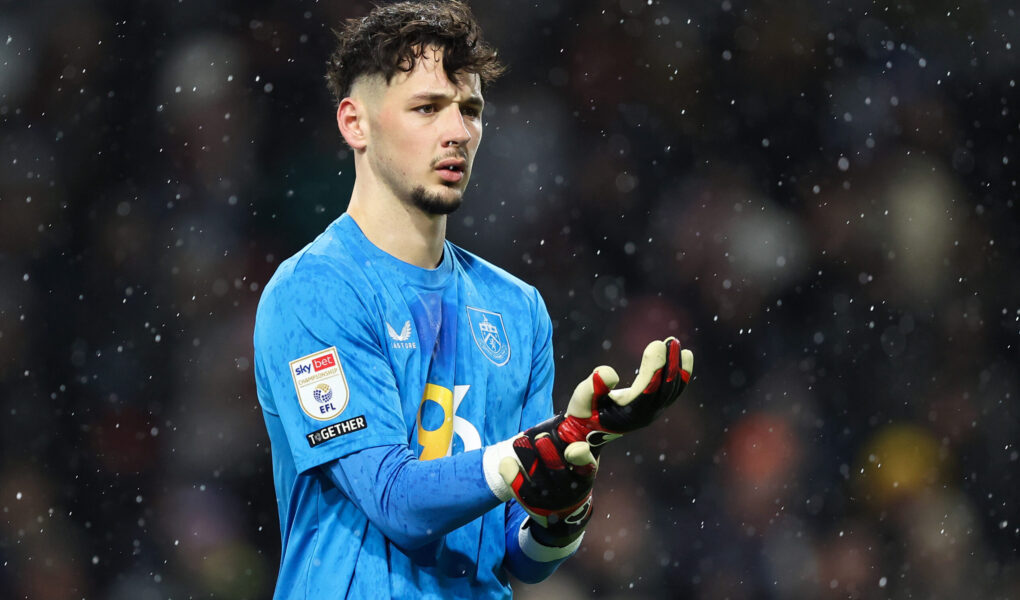 James Trafford, novo goleiro do Manchester City, chega para disputar posição com o brasileiro Ederson