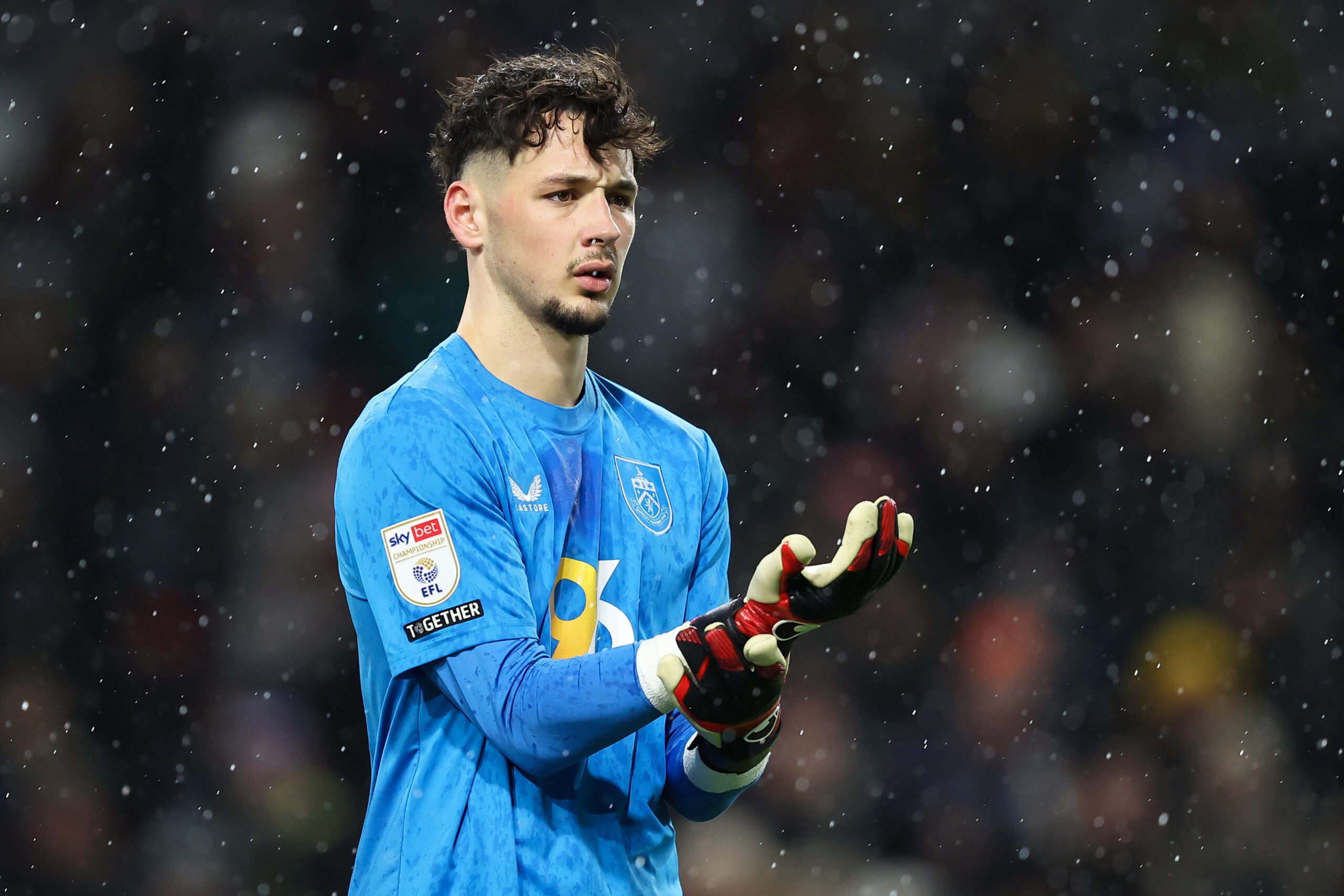 James Trafford, novo goleiro do Manchester City, chega para disputar posição com o brasileiro Ederson