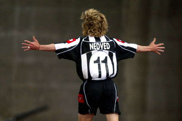 Pavel Nedved comemora o terceiro gol da Juventus, marcado aos 28 minutos do segundo tempo. Foto: Mike Egerton/EMPICS/Getty Images — Divulgação.