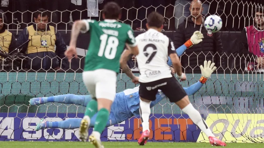 Weverton defendeu o pênalti de Yuri Alberto, evitando o primeiro gol do Corinthians