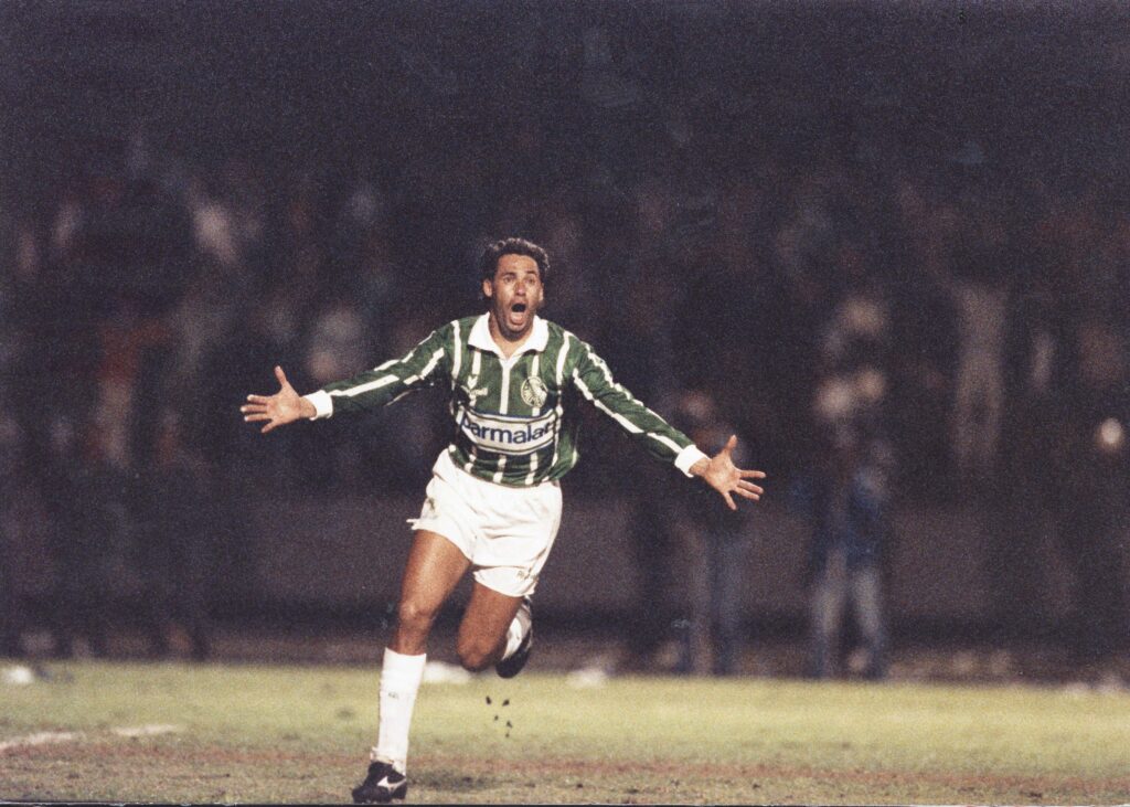 Evair comemora o gol do título paulista de 1993 sobre o Corinthians na vitória por 4 a 0