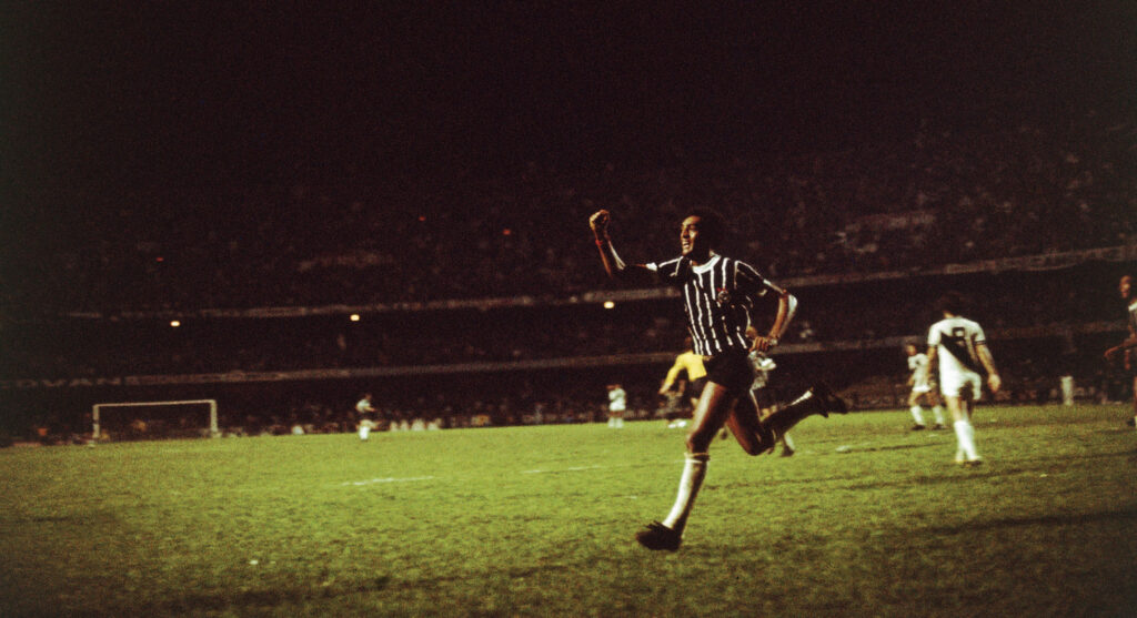 Basílio comemora o gol do título paulista mais comemorado da história do Corinthians
