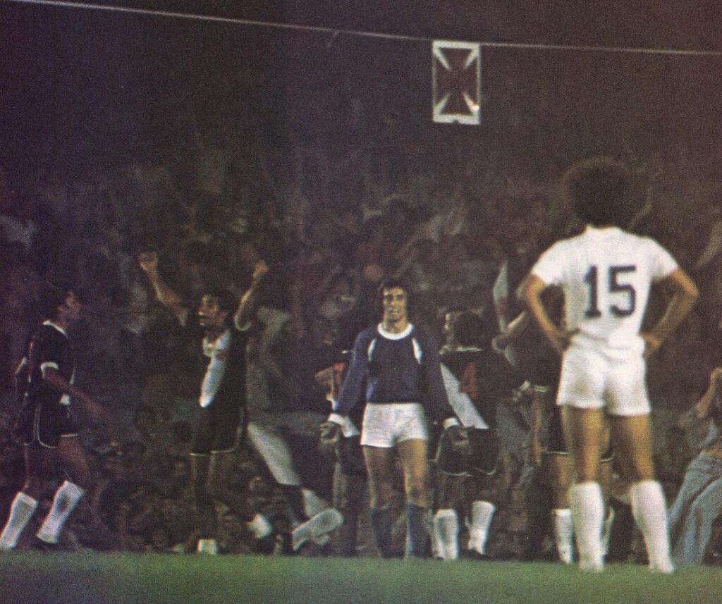 Ademir comemora o primeiro gol da decisão do Brasileirão de 1974