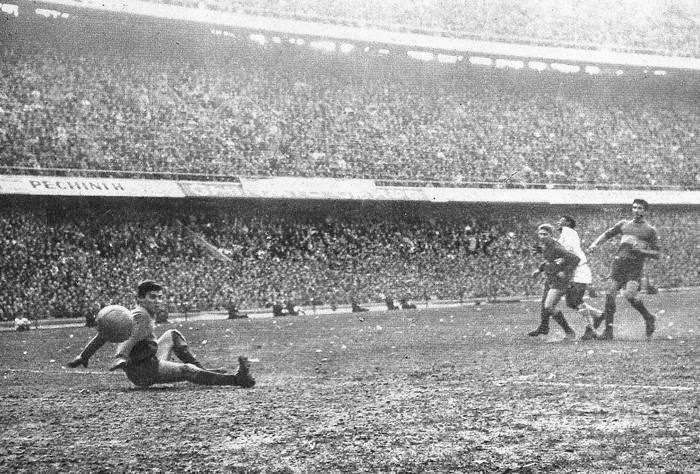 Pelé marca o segundo gol da virada do Santos contra o Boca Juniors em La Bombonera