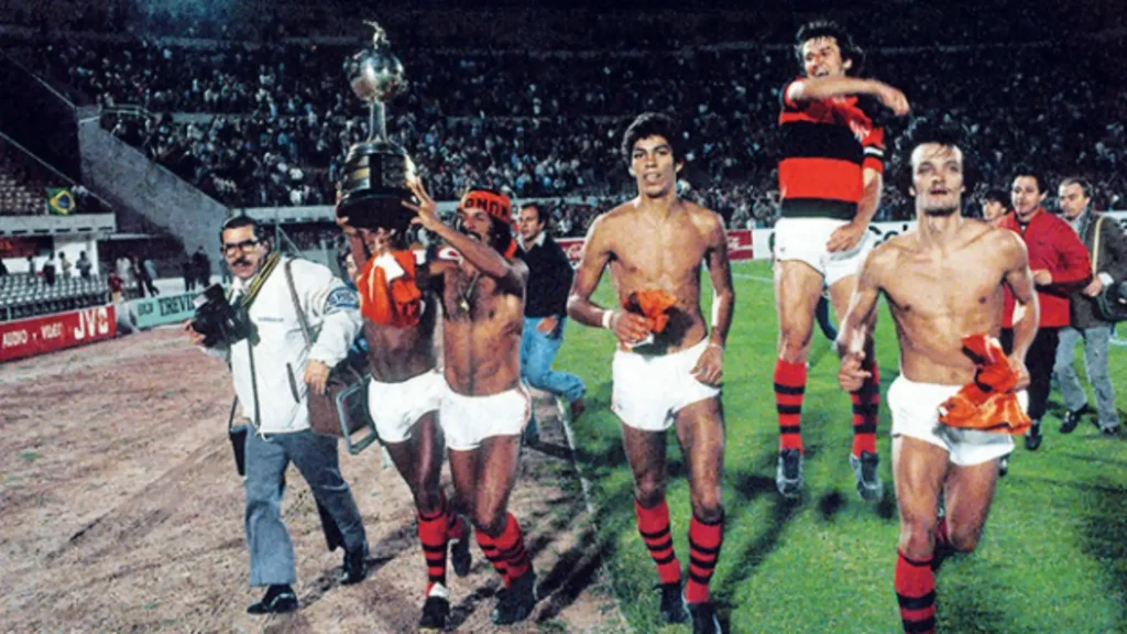 Flamengo dá a volta olímpica no título da Libertadores de 1981 