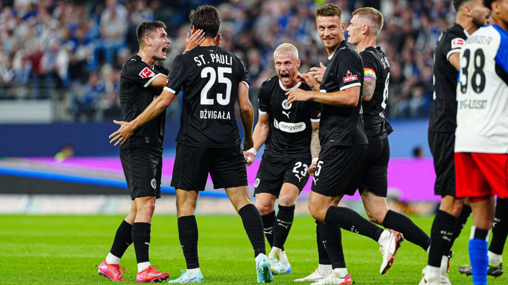 Jogadores do St.Pauli comemoram o gol que abriu o placar no Volkskparkstadion. No escanteio curto, Pereira Lage viu bem Dźwigała livre, que mandou para o fundo das redes. Foto: Kicker/Site oficial — Divulgação.