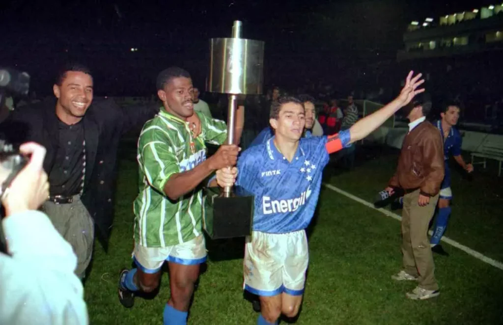 Jogadores comemoram título da Copa do Brasil pelo Cruzeiro em pleno Parque Antárctica 