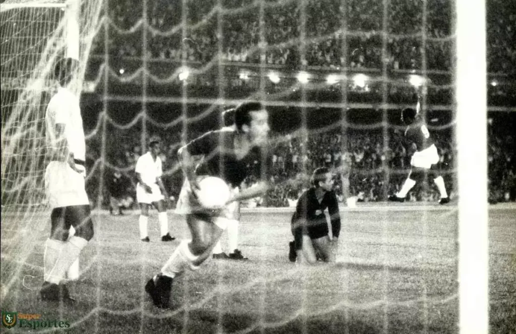 Um dos gols do Cruzeiro sobre o Santos na vitória de 6 a 2 na decisão da Taça Brasil de 1966 