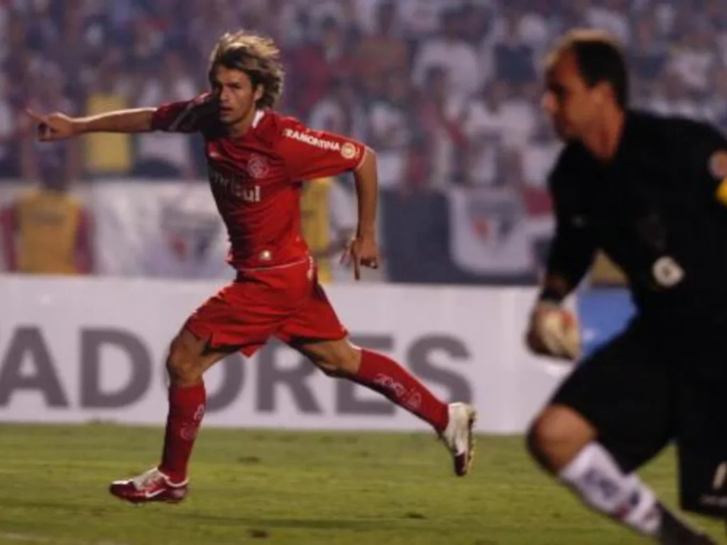 Rafael Sóbis comemora um de seus gols na vitória do Inter sobre o São Paulo no primeiro jogo da final da Libertadores de 2006