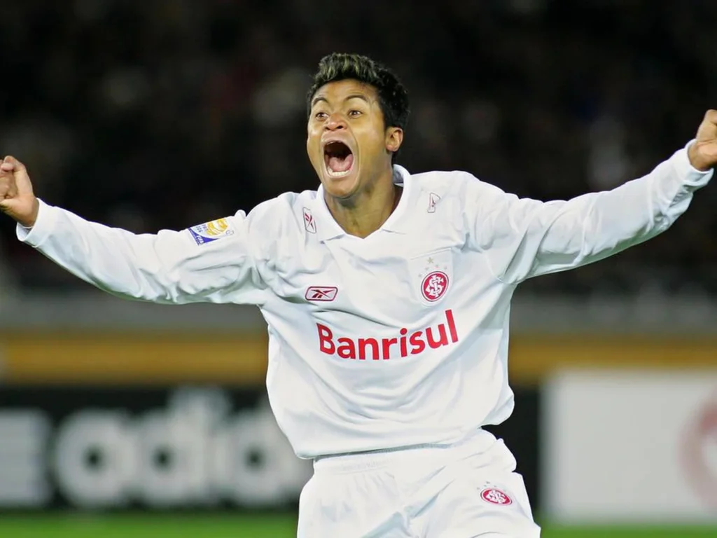Adriano Gabiru comemora o gol mais importante da história do Internacional