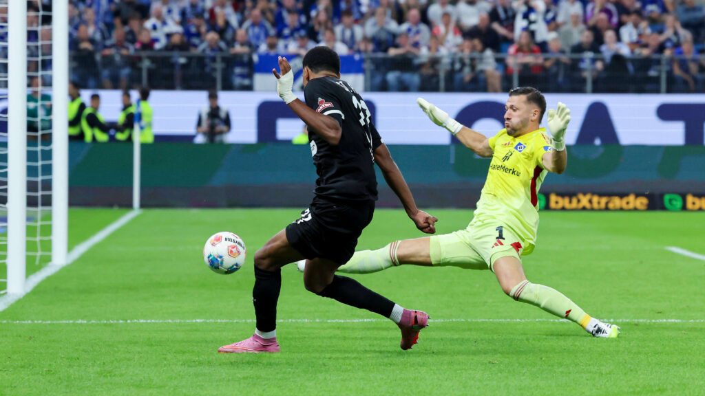 Por outro ângulo, o gol de Hountondji que nocateou o Hamburgo. Foto: Kicker/Site oficial — Divulgação.