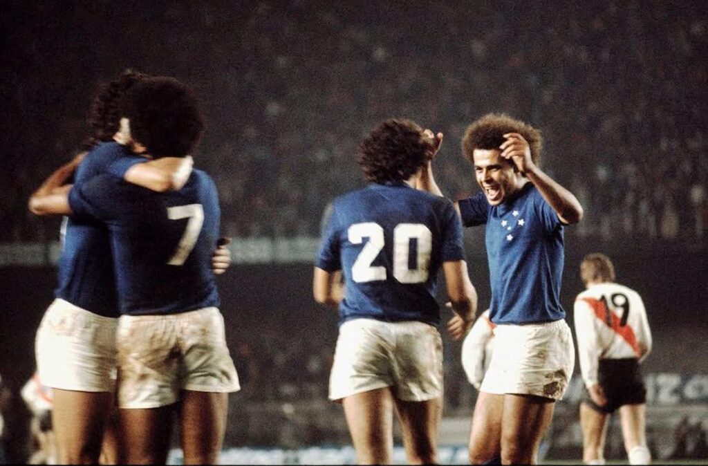 Jogadores do Cruzeiro comemoram um dos gols da vitória diante River Plate na final da Libertadores de 1976