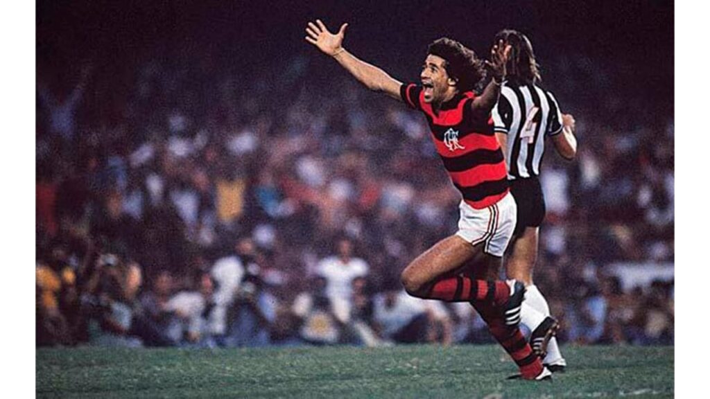 Nunes comemora o gol da vitória do Flamengo diante do Atlético Mineiro na final do Campeonato Brasileiro de 1980