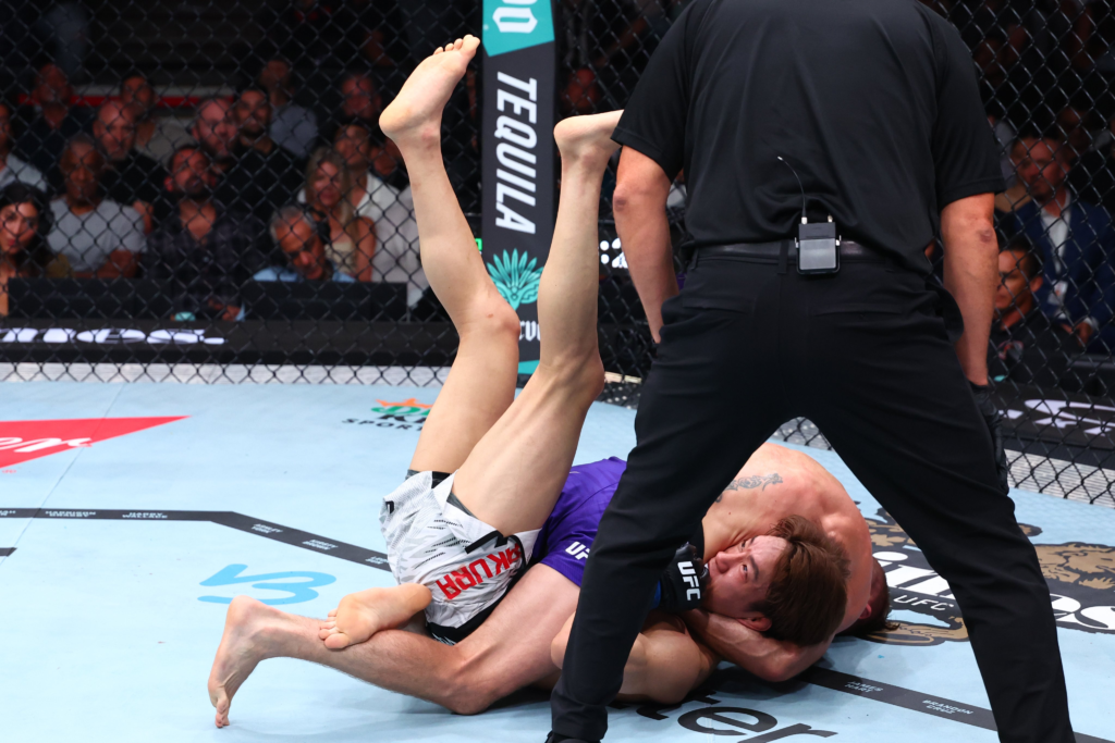 UFC 319: Tim Elliott surpreendeu e finalizou Kai Asakura no segundo round