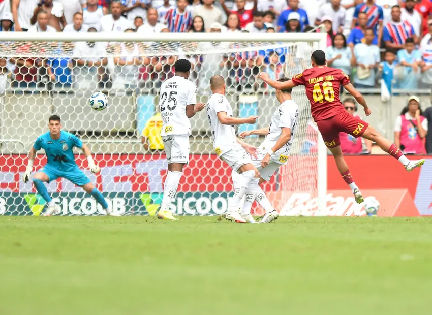 Luciano Juba marcou um golaço na vitória do Bahia por 2 a 0 contra o Santos