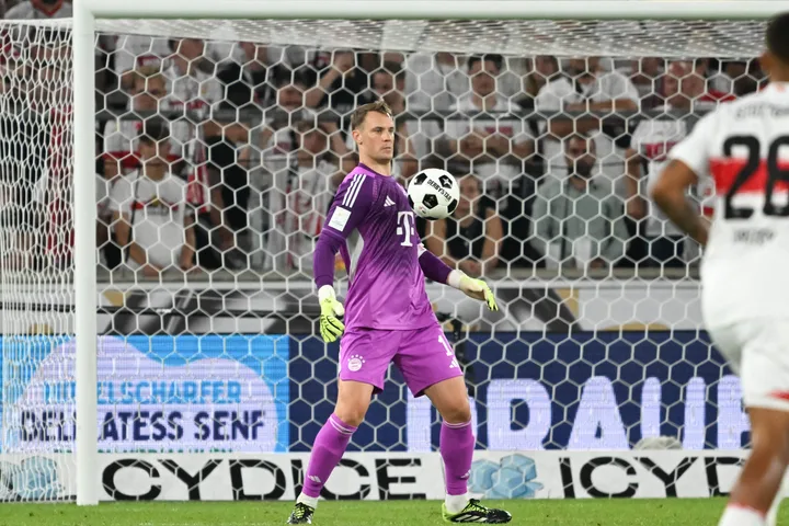 Manuel Neuer demonstra categoria com a bola no jogo válido pela Supercopa Franz Beckenbauer. O Bayern se sagrou supercampeão da Alemanha ao vencer o Stuttgart, fora de casa, por 2 a 1. Foto: Gerhard Schultheiß/IMAGO — Reprodução.
