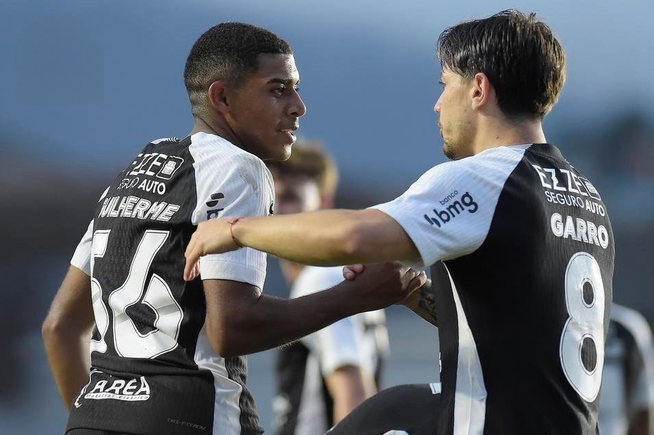 Rodrigo Garro saiu do banco e participou diretamente do lance do segundo gol do Corinthians na partida. Foto: Dhavid Normando/Gazeta Press — Reprodução.